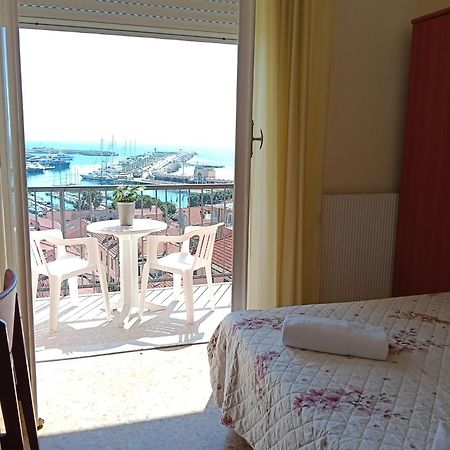 Hotel Robinia Imperia Bagian luar foto