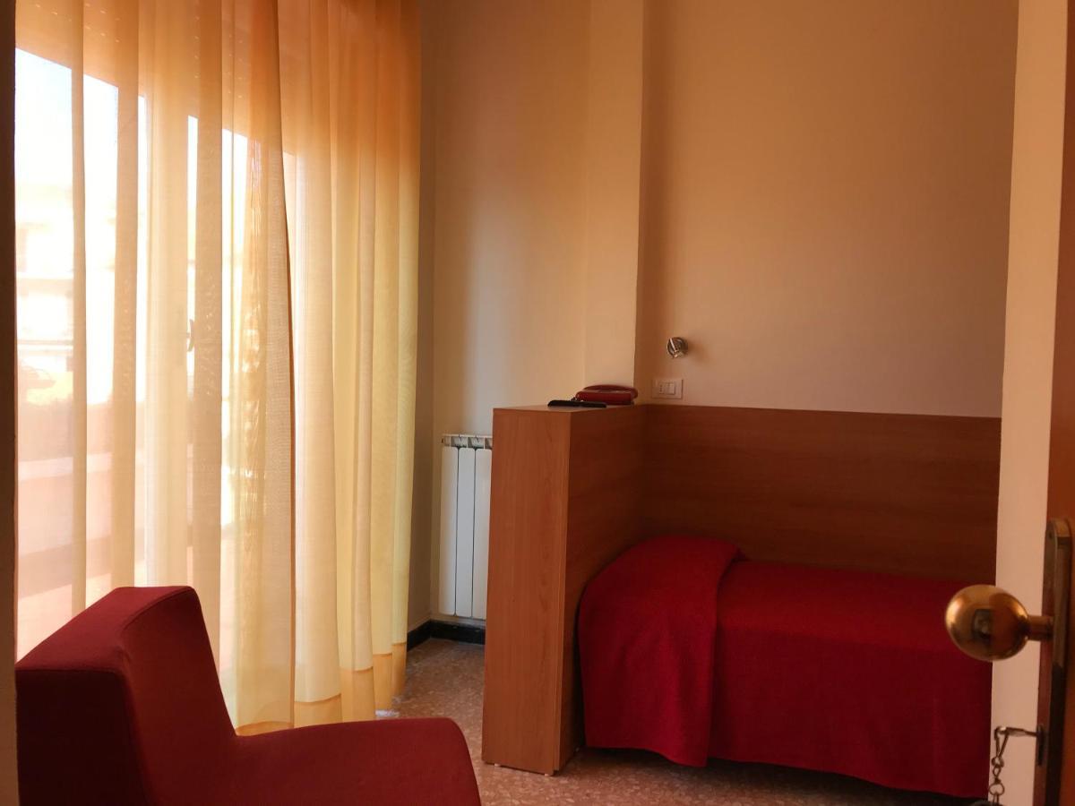 Hotel Robinia Imperia Bagian luar foto