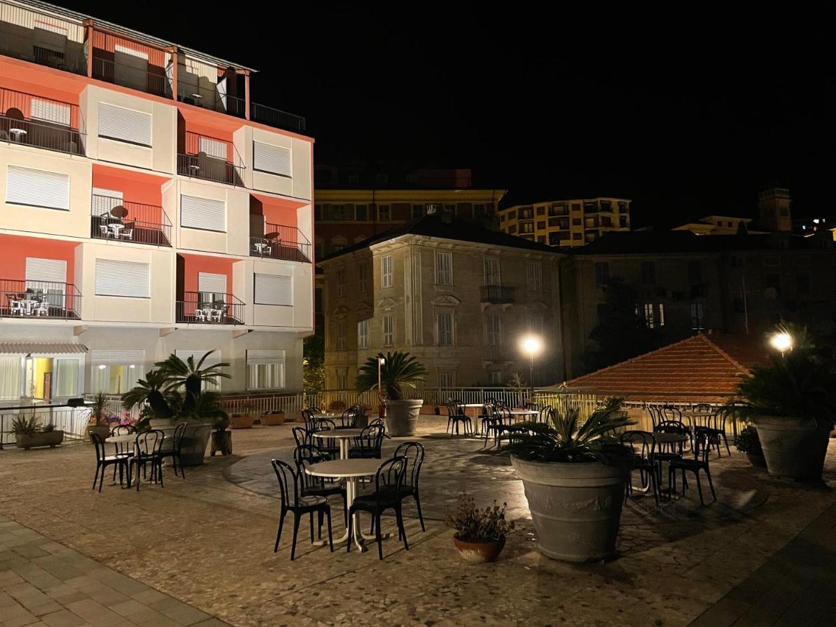 Hotel Robinia Imperia Bagian luar foto