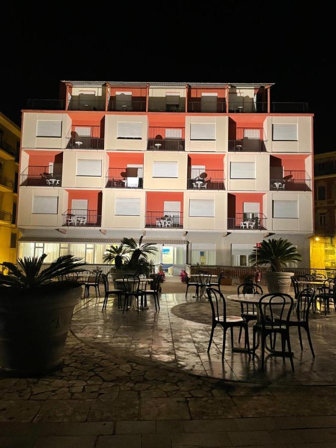 Hotel Robinia Imperia Bagian luar foto