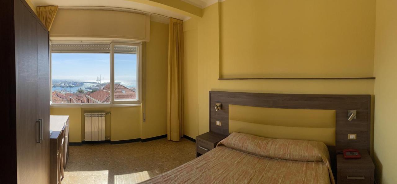 Hotel Robinia Imperia Bagian luar foto