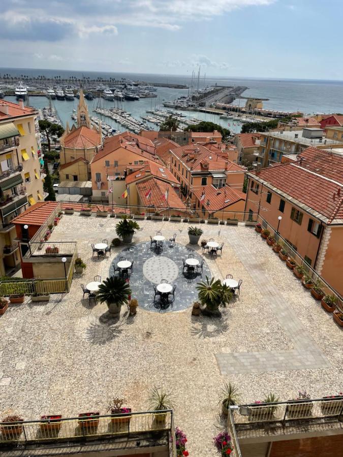Hotel Robinia Imperia Bagian luar foto