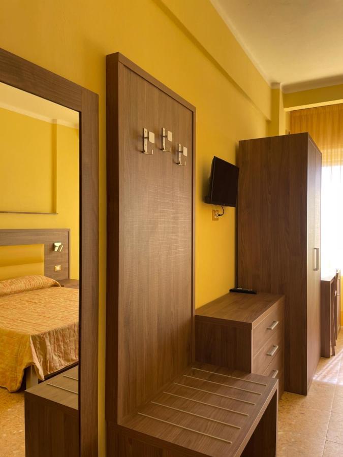 Hotel Robinia Imperia Bagian luar foto