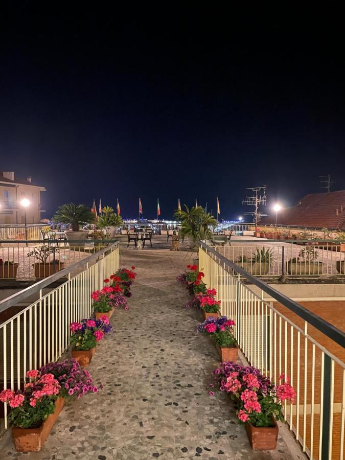 Hotel Robinia Imperia Bagian luar foto