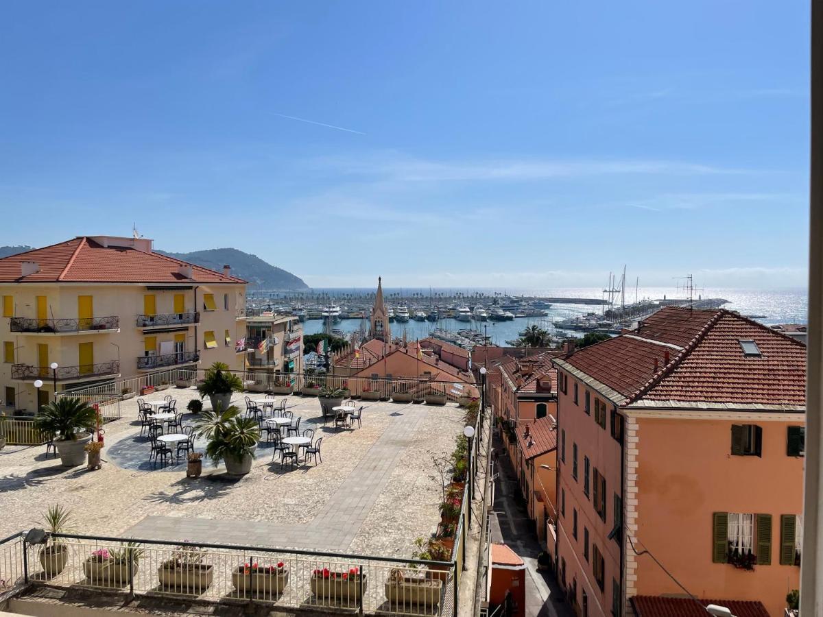 Hotel Robinia Imperia Bagian luar foto