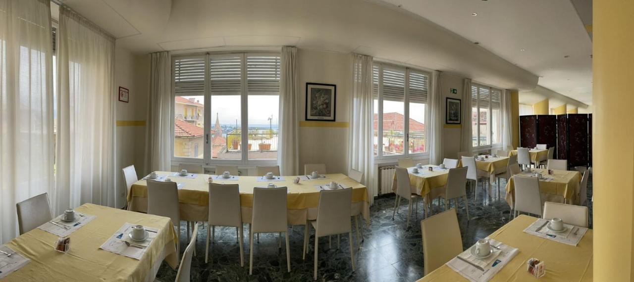 Hotel Robinia Imperia Bagian luar foto