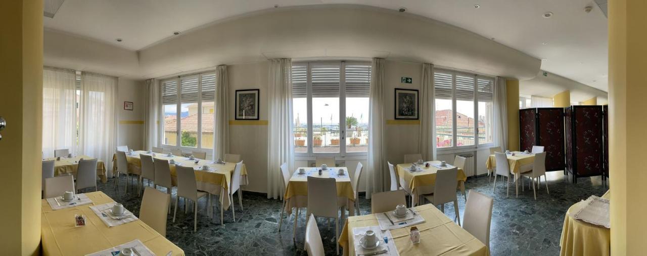 Hotel Robinia Imperia Bagian luar foto