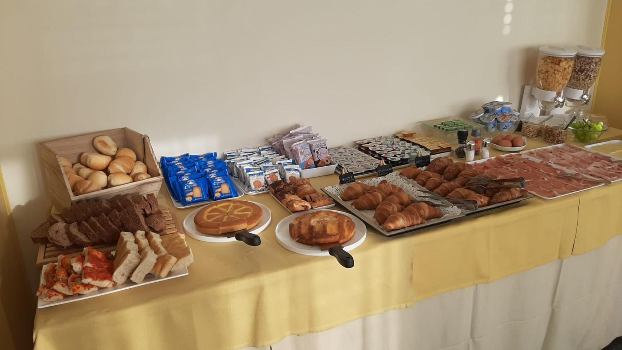 Hotel Robinia Imperia Bagian luar foto