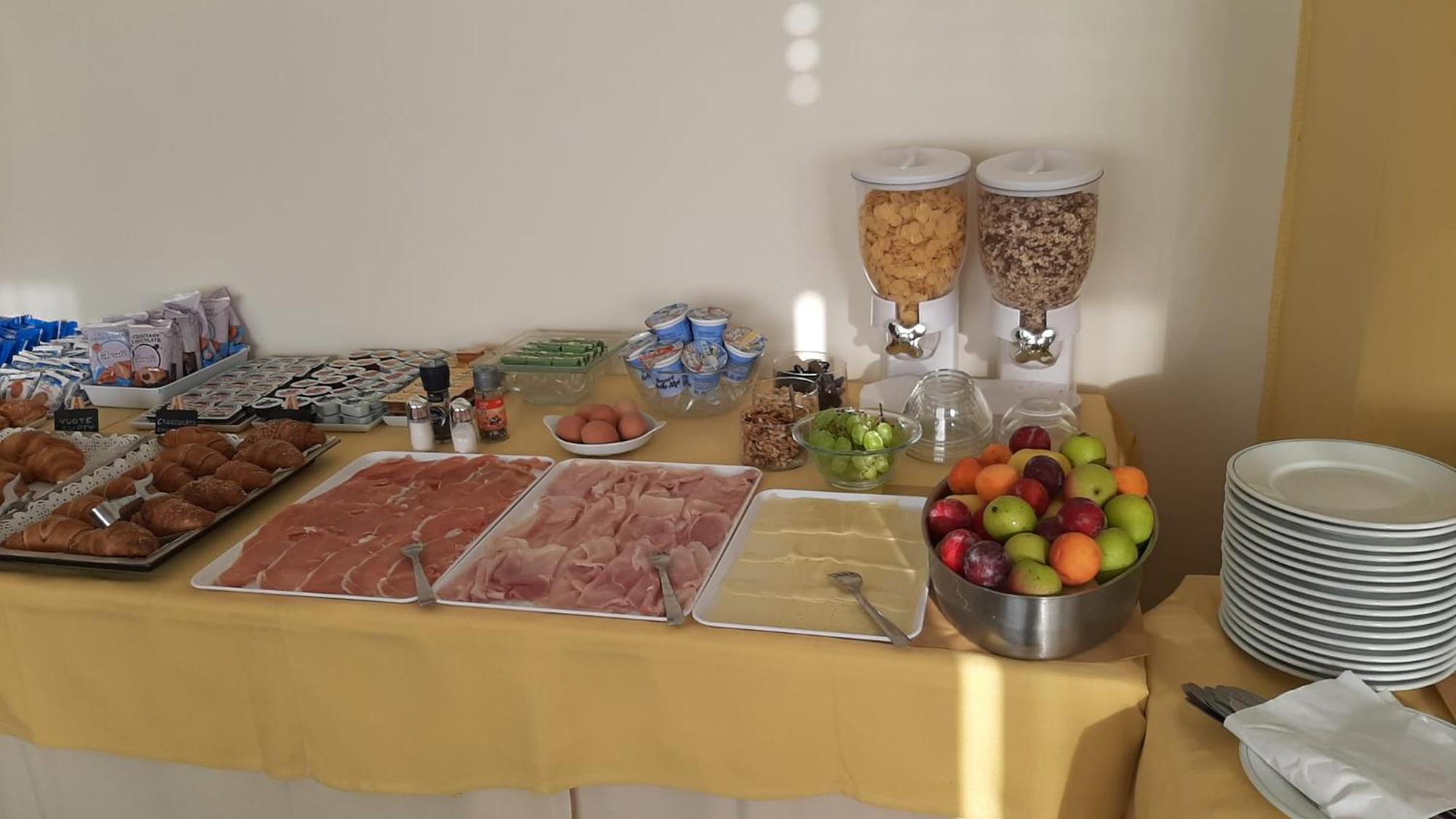 Hotel Robinia Imperia Bagian luar foto