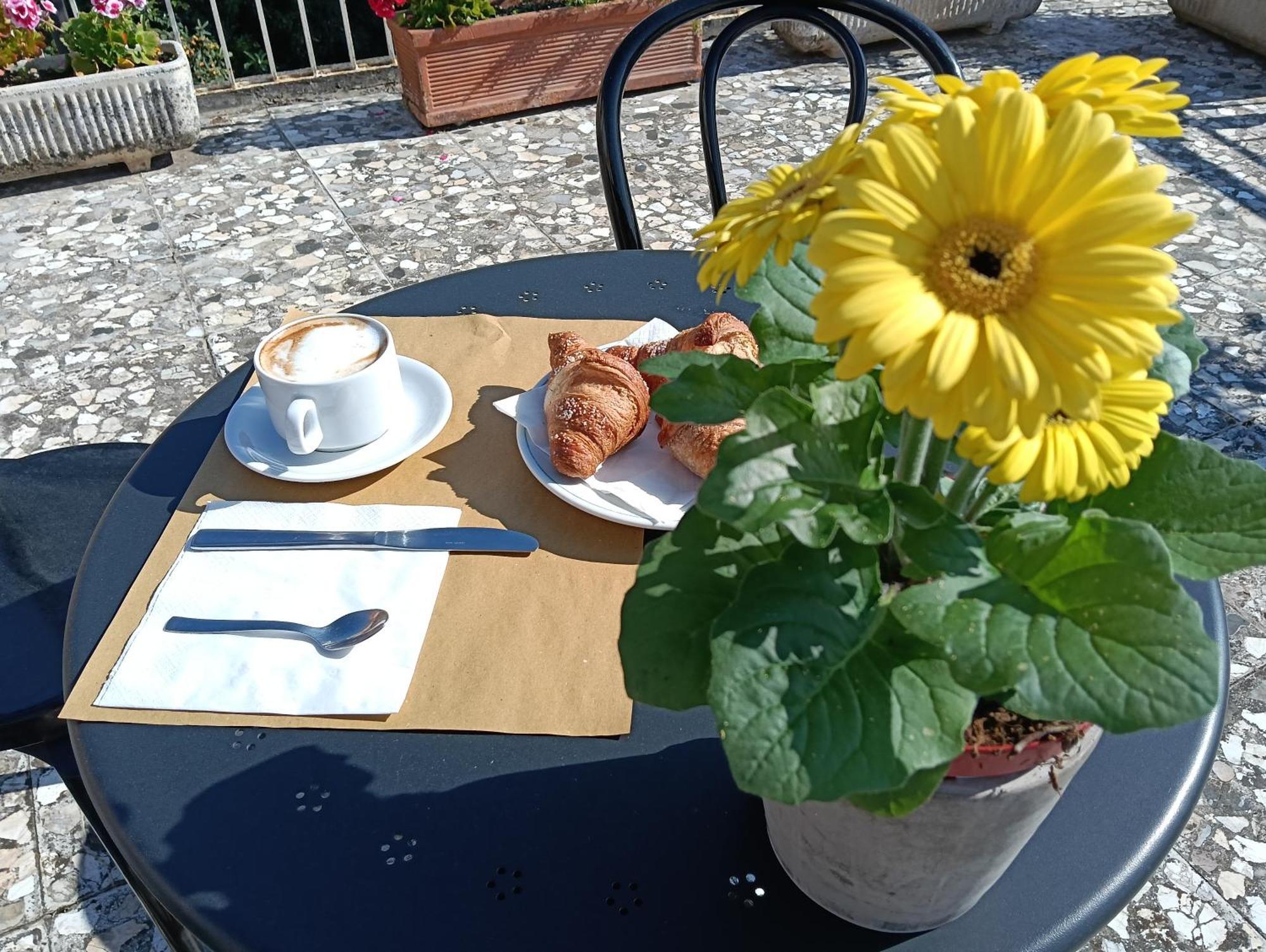 Hotel Robinia Imperia Bagian luar foto
