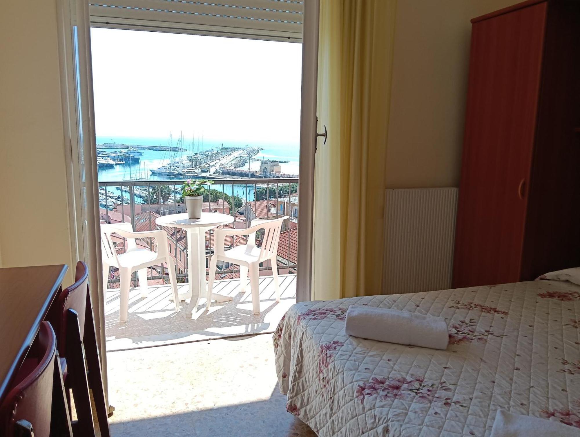Hotel Robinia Imperia Bagian luar foto