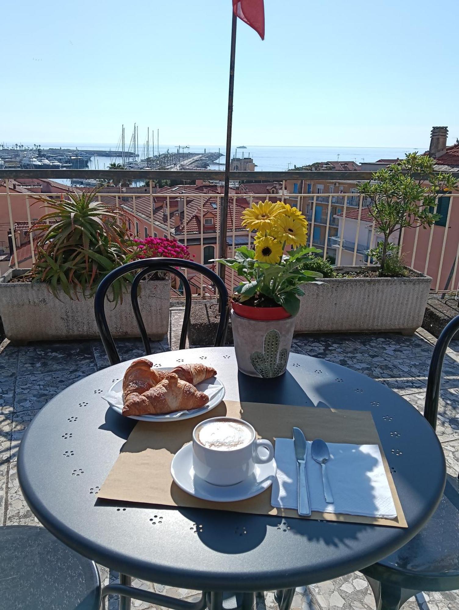 Hotel Robinia Imperia Bagian luar foto