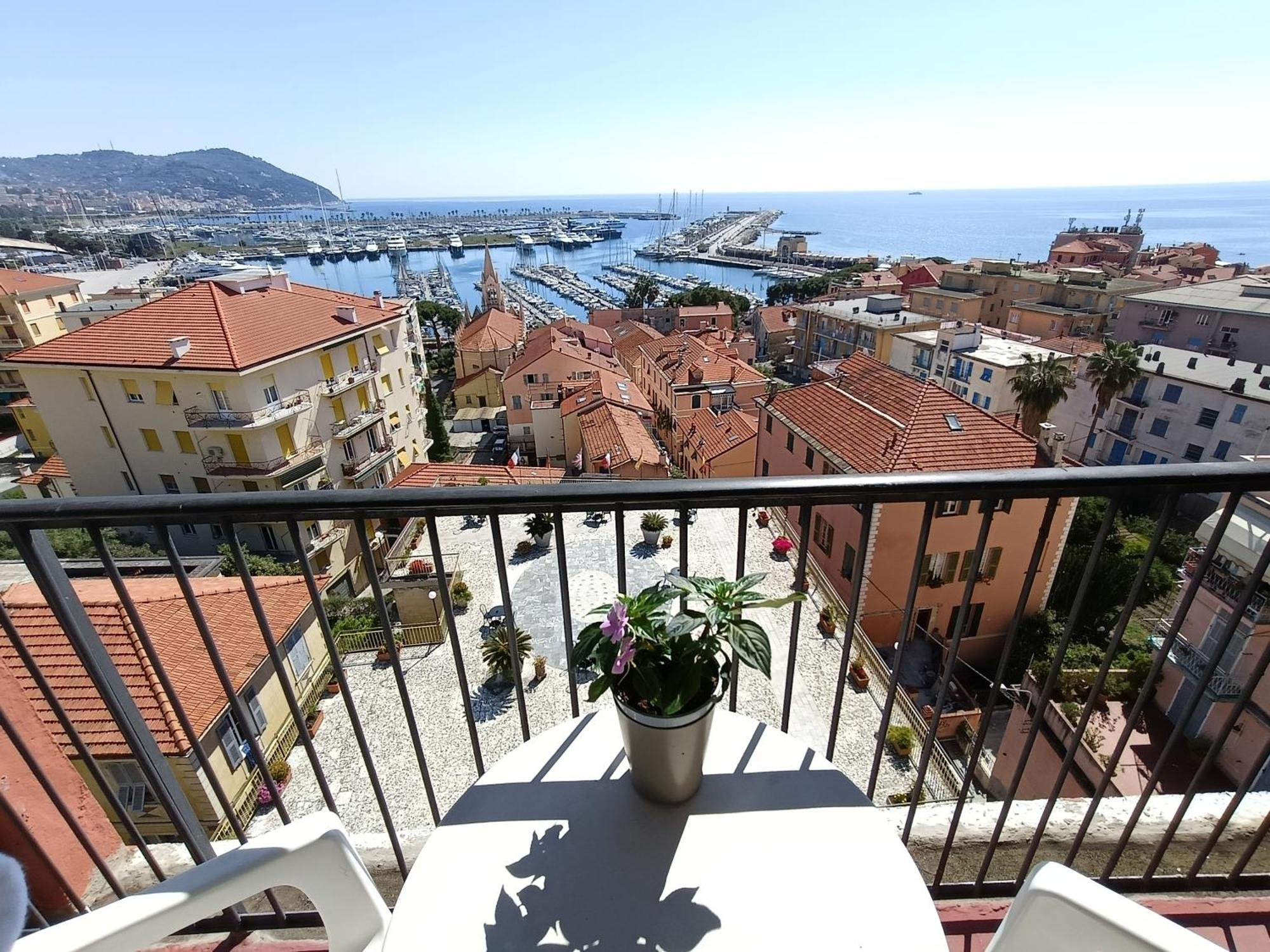 Hotel Robinia Imperia Bagian luar foto