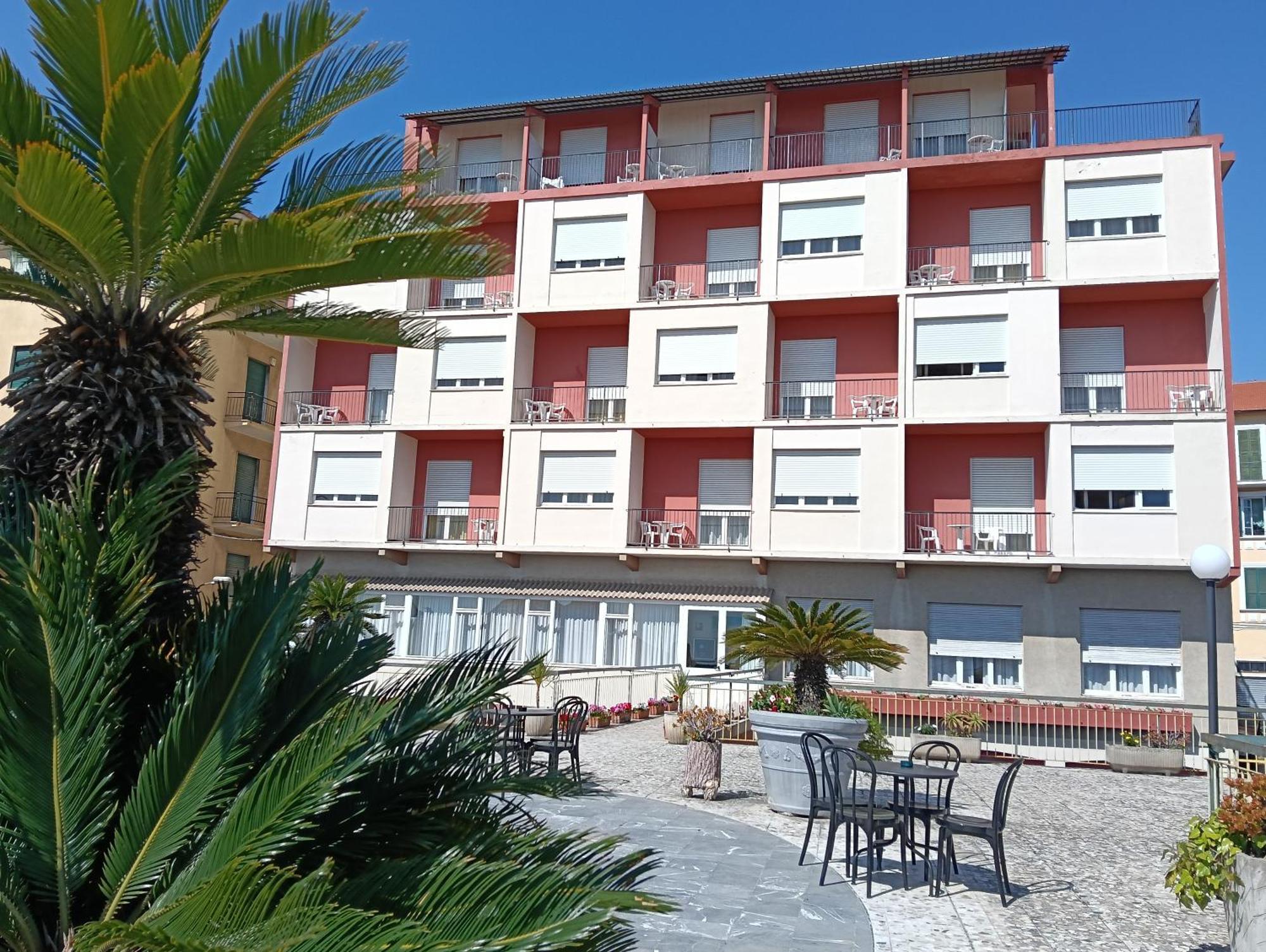 Hotel Robinia Imperia Bagian luar foto