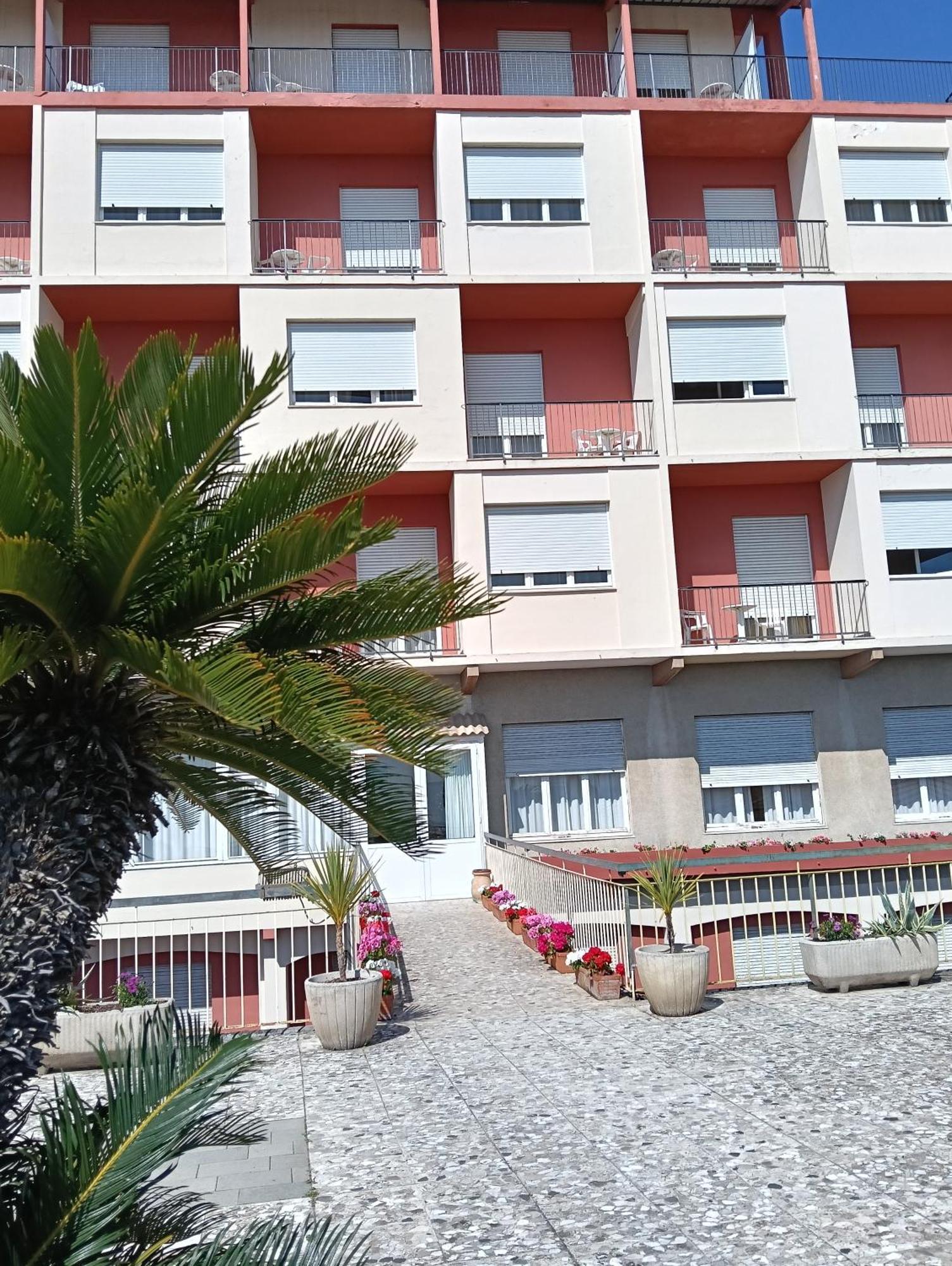Hotel Robinia Imperia Bagian luar foto