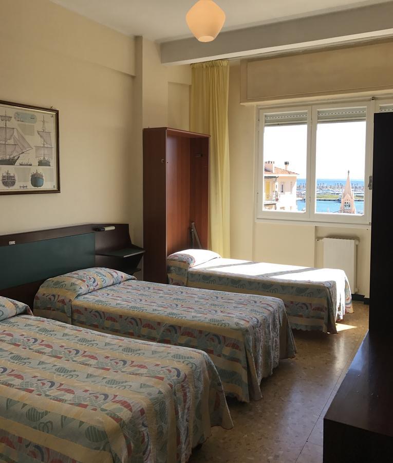 Hotel Robinia Imperia Bagian luar foto
