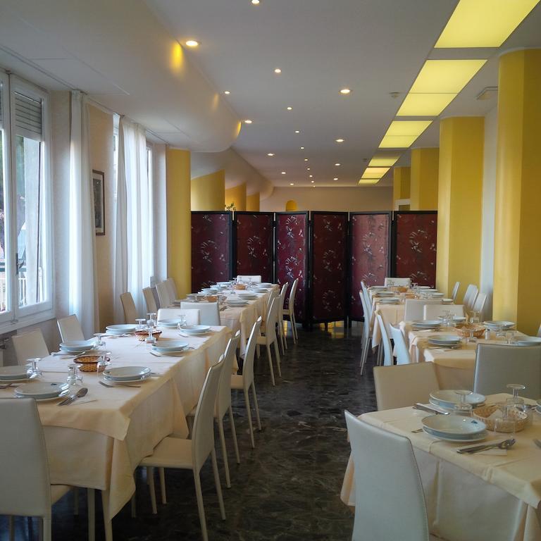 Hotel Robinia Imperia Bagian luar foto