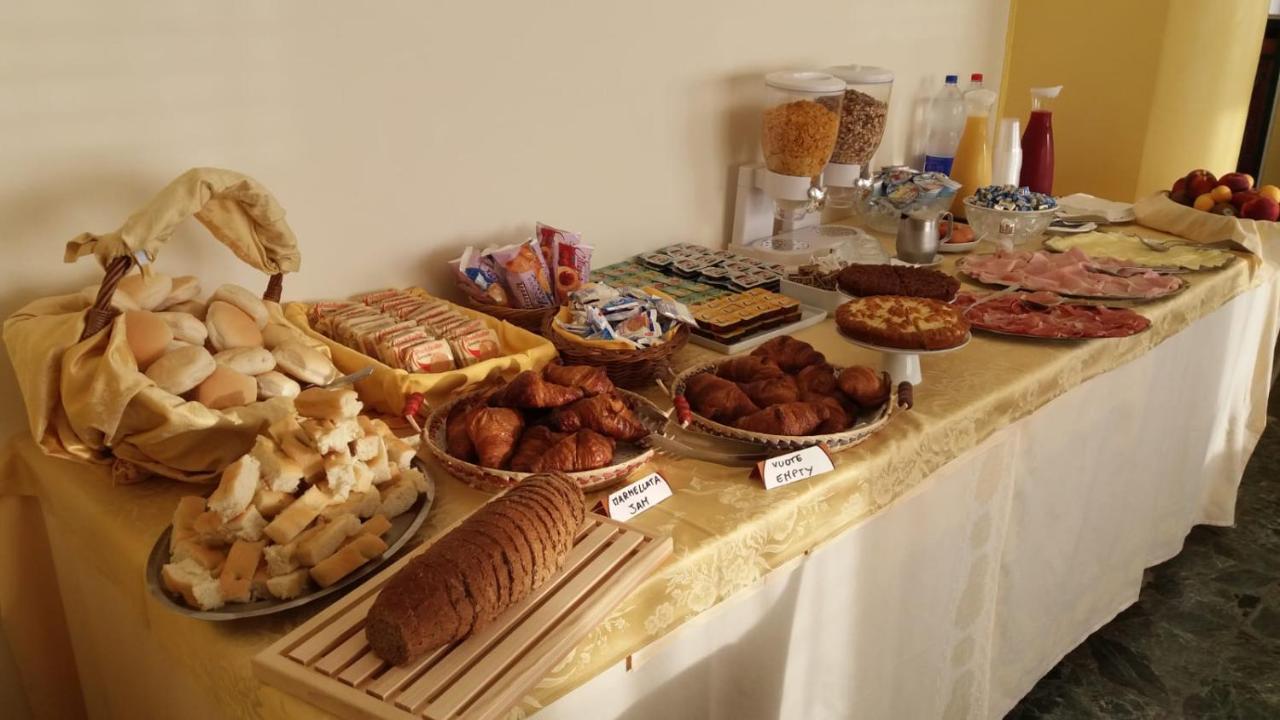 Hotel Robinia Imperia Bagian luar foto
