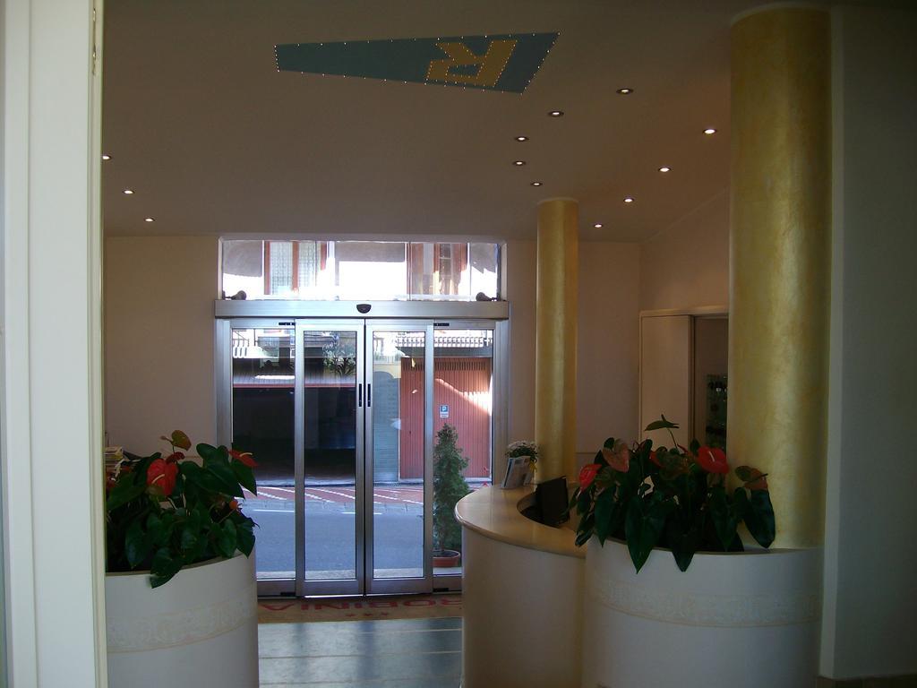Hotel Robinia Imperia Bagian luar foto