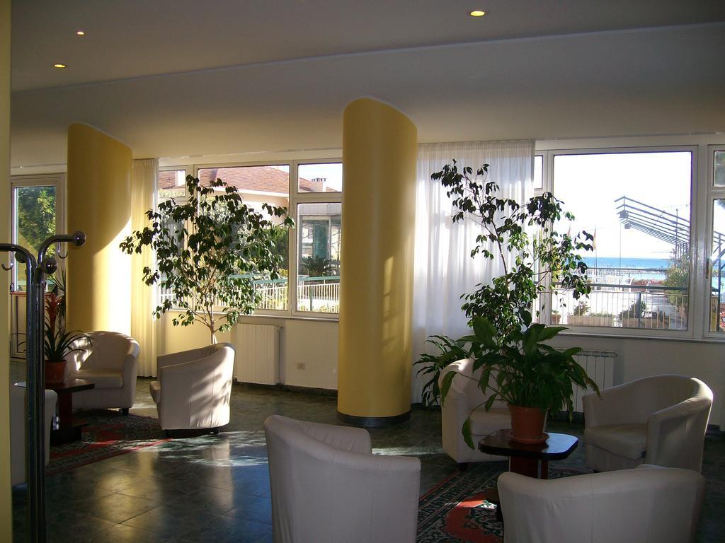 Hotel Robinia Imperia Bagian luar foto