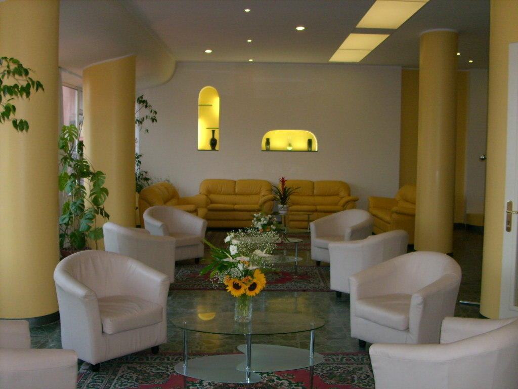 Hotel Robinia Imperia Bagian luar foto