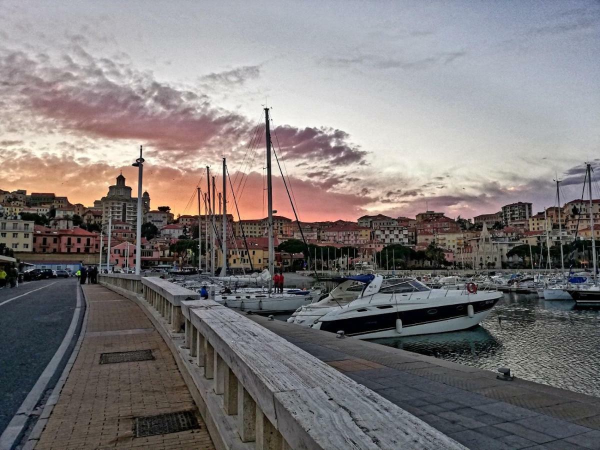Hotel Robinia Imperia Bagian luar foto