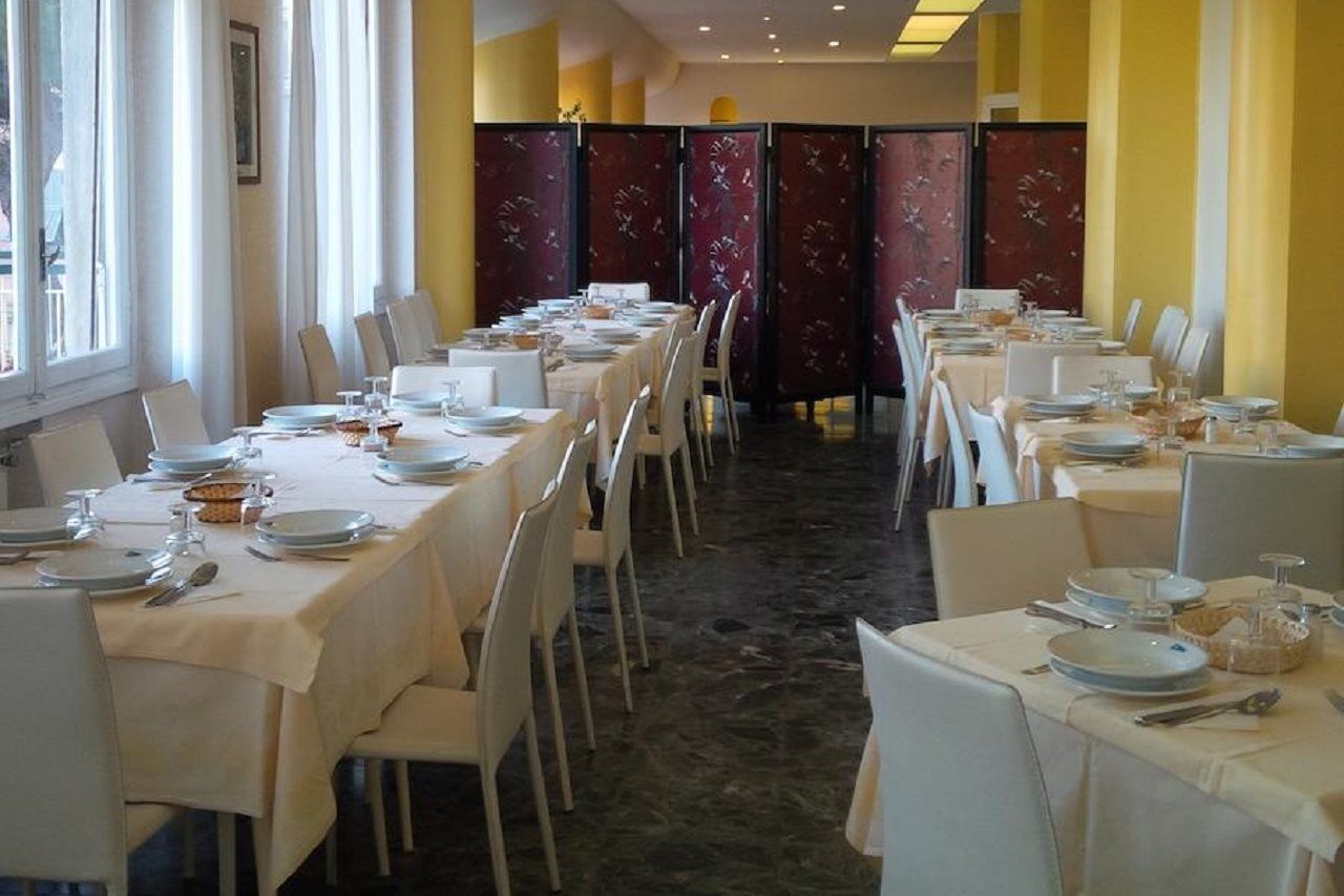 Hotel Robinia Imperia Bagian luar foto