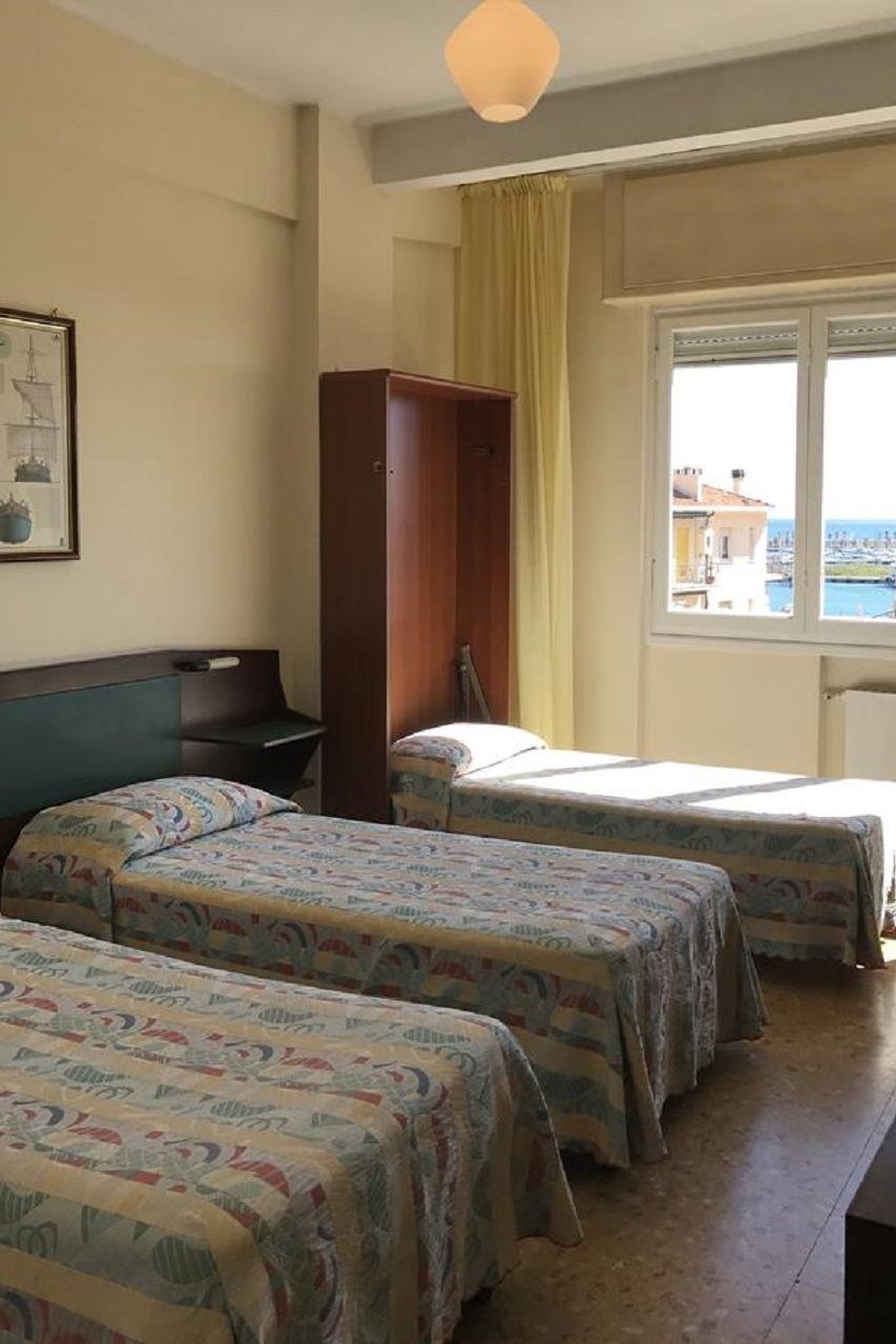 Hotel Robinia Imperia Bagian luar foto